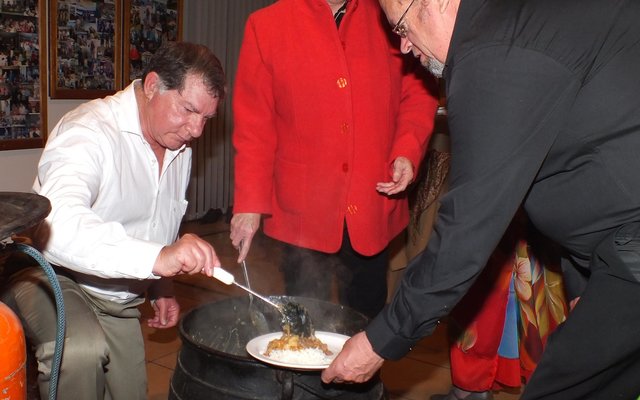 Philip en Lorainne Fourie het seker gemaak die borde word behoorlik met Kobus du Toit se smaaklike potjiekos gevul